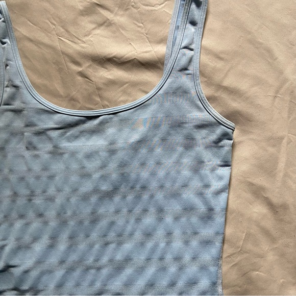 Lululemon / Tank Top - Picture 4 of 9